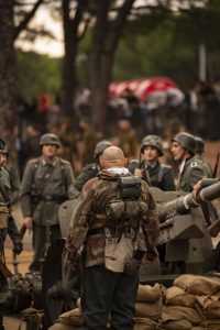 Soldados alemanes marchando en recreación histórica