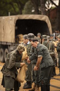 Soldados alemanes repartiendo suministros durante recreación histórica de la Segunda Guerra Mundial.