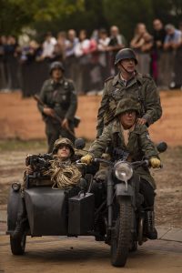 Soldados alemanes en motocicleta con sidecar durante recreación de la Segunda Guerra Mundial.