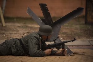 Soldado herido durante recreación de combate