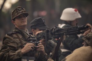 Soldado alemán con prismáticos durante recreación histórica de la Segunda Guerra Mundial