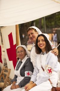 Enfermeras de la Cruz Roja en recreación histórica de la Segunda Guerra Mundial