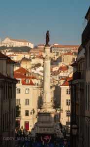 Vista del monumento a Pedro IV desde la Rua do Carmo, con los tejados rojizos de Lisboa al fondo