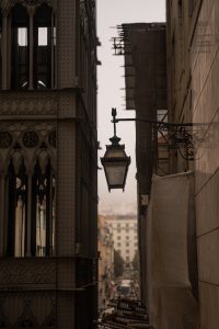 Farola antigua frente al Elevador de Santa Justa en un callejón del centro de Lisboa