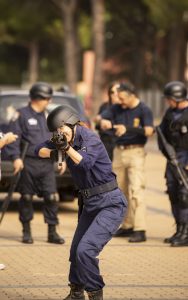 Soldado moderno apuntando con rifle en evento de recreación o entrenamiento