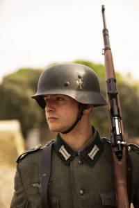 Escena con soldados en uniforme táctico azul durante simulacro de combate
