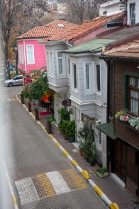 Calle pintoresca con casas tradicionales y fachadas coloridas en Estambul