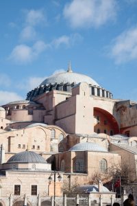 Exterior de Santa Sofía en Estambul bajo un cielo azul despejado