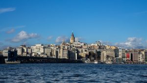 Vista diurna de la Torre de Gálata desde el crucero por el Bósforo en Estambul