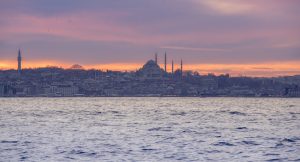 Silueta de la mezquita en el skyline de Estambul al atardecer sobre el Bósforo