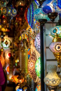 Lámparas de colores y mosaicos de vidrio turco en una tienda del Gran Bazar de Estambul.