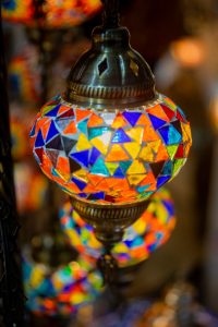Lámpara de mosaico de vidrio con triángulos de colores en el Gran Bazar de Estambul.