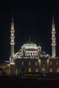 Mezquita Nueva (Yeni Camii) de Estambul iluminada por la noche.
