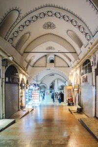 Pasillo interior del Gran Bazar de Estambul con tiendas cerradas.