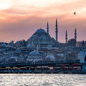 Crucero al atardecer frente a la mezquita de Süleymaniye en Estambul