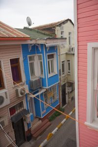Fachadas de colores en Estambul: entre rosa chicle y azul pitufo.