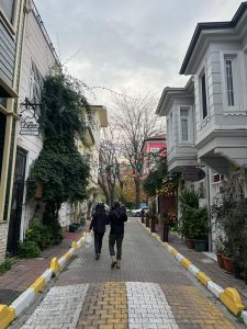 Calle tranquila de Küçük Ayasofya con casas blancas y banderines en Estambul.