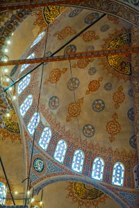 Vista de los vitrales y la cúpula interior de la Mezquita Azul