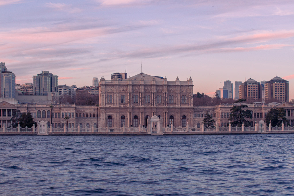 Fachada del Palacio de Dolmabahçe junto al Bósforo al atardecer en Estambul