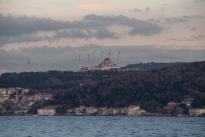 Mezquita de Çamlıca en la colina de Üsküdar sobre el Bósforo en Estambul