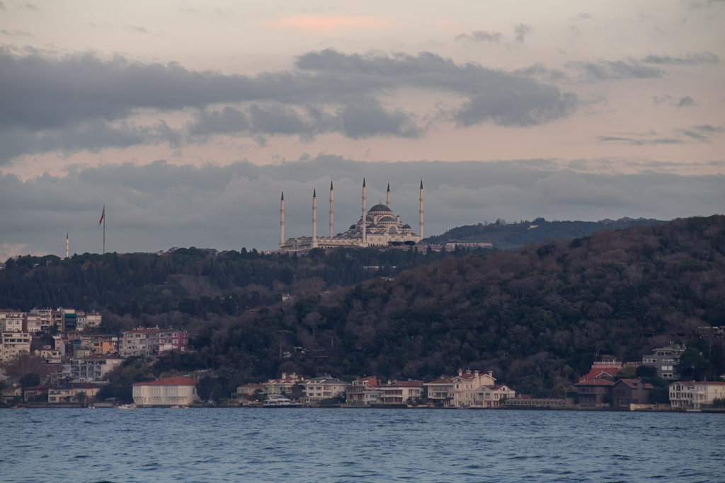 Mezquita de Çamlıca en la colina de Üsküdar sobre el Bósforo en Estambul