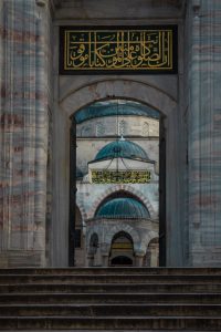 Entrada principal de la Mezquita Azul de Estambul con caligrafía árabe dorada