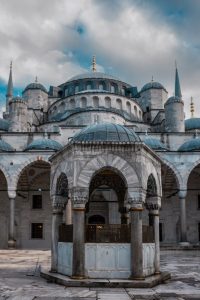 Fuente de mármol en el patio de la Mezquita Azul en Estambul, Turquía