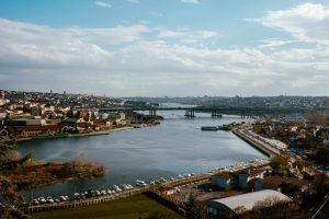Vistas panorámicas del Cuerno de Oro desde el mirador Pierre Loti en Estambul, Turquía