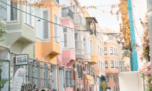 Fachadas de casas de colores pastel en el barrio de Balat en Estambul, Turquía