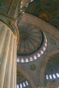 Vista de los vitrales y la cúpula interior de la Mezquita Azul