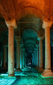 Cisterna Basílica iluminada en tonos azul y naranja en Estambul, Turquía