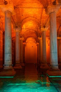 Columnas bizantinas de la Cisterna Basílica iluminadas con luz naranja intensa