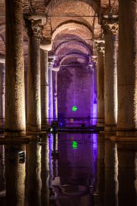 Reflejo de luces violetas y verdes en el agua de la Cisterna Basílica