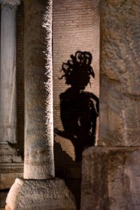 Sombra proyectada de Medusa en la Cisterna Basílica de Estambul
