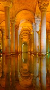 Reflejos dorados y simetría perfecta en la Cisterna Basílica de Estambul
