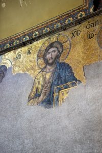Mosaico dorado de Cristo Pantocrátor en el interior de Santa Sofía, Estambul