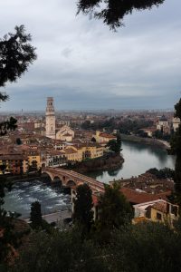 Vista de Verona con el río Adigio, el Puente de Piedra y la Catedral desde lo alto. Verona desde Venecia en un día.