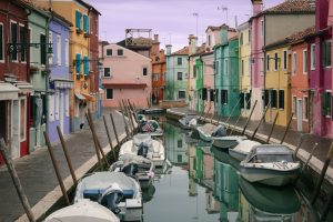 Vista panorámica de un canal lluvioso en Burano, ideal para una ruta fotográfica por Murano y Burano en un día.