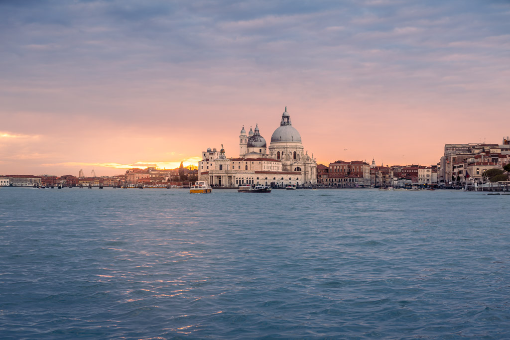 Vista de la Basílica de Santa Maria della Salute al atardecer