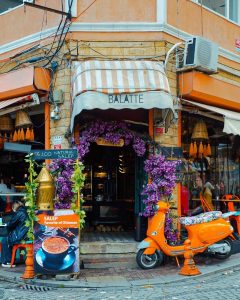 Cafetería Balatte decorada con flores en Balat, Estambul