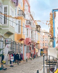 Calle con edificios pastel y tiendas locales en Balat, Estambul