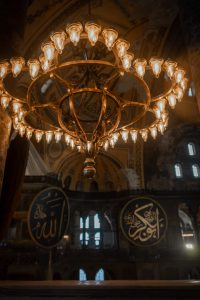 Lámpara colgante dorada en el interior de Santa Sofía, Estambul