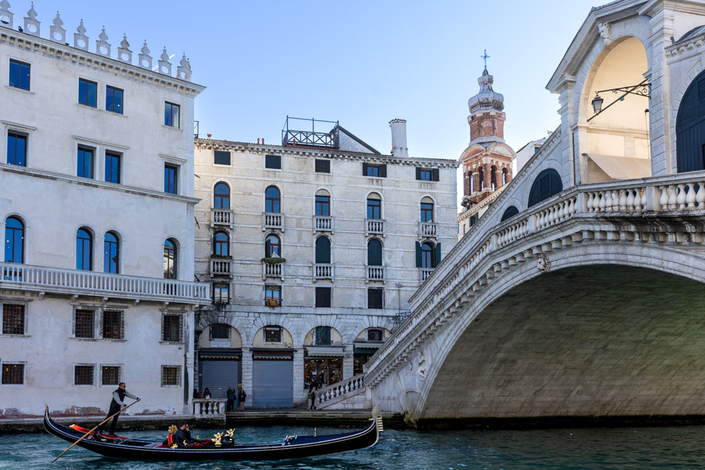 Góndola navegando frente al puente de Rialto en mi viaje a Venecia, Italia.