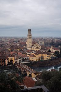 Vista aérea de Verona con el río Adigio desde el mirador de Castel San Pietro
