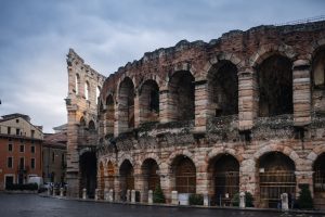 Fachada exterior de la Arena de Verona en un día nublado, durante una excursión a Verona desde Venecia