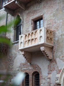 Balcón de Julieta en Verona, la famosa escena de Romeo y Julieta en la Casa di Giulietta.