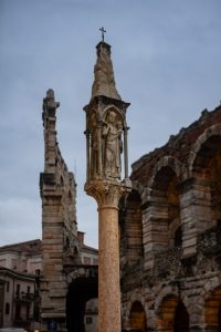 Columna con escultura medieval frente a la Arena de Verona, capturada durante una excursión a Verona desde Venecia