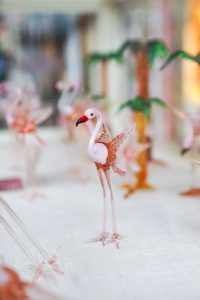 Figura de flamenco rosa en cristal de Murano sobre fondo desenfocado, tomada durante una excursión de Murano y Burano en un día.