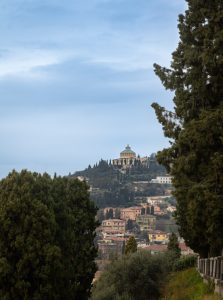 Vista del Santuario della Madonna di Lourdes durante una excursión a Verona desde Venecia.