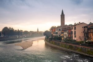 Vista del río Adigio y la torre de Verona al atardecer